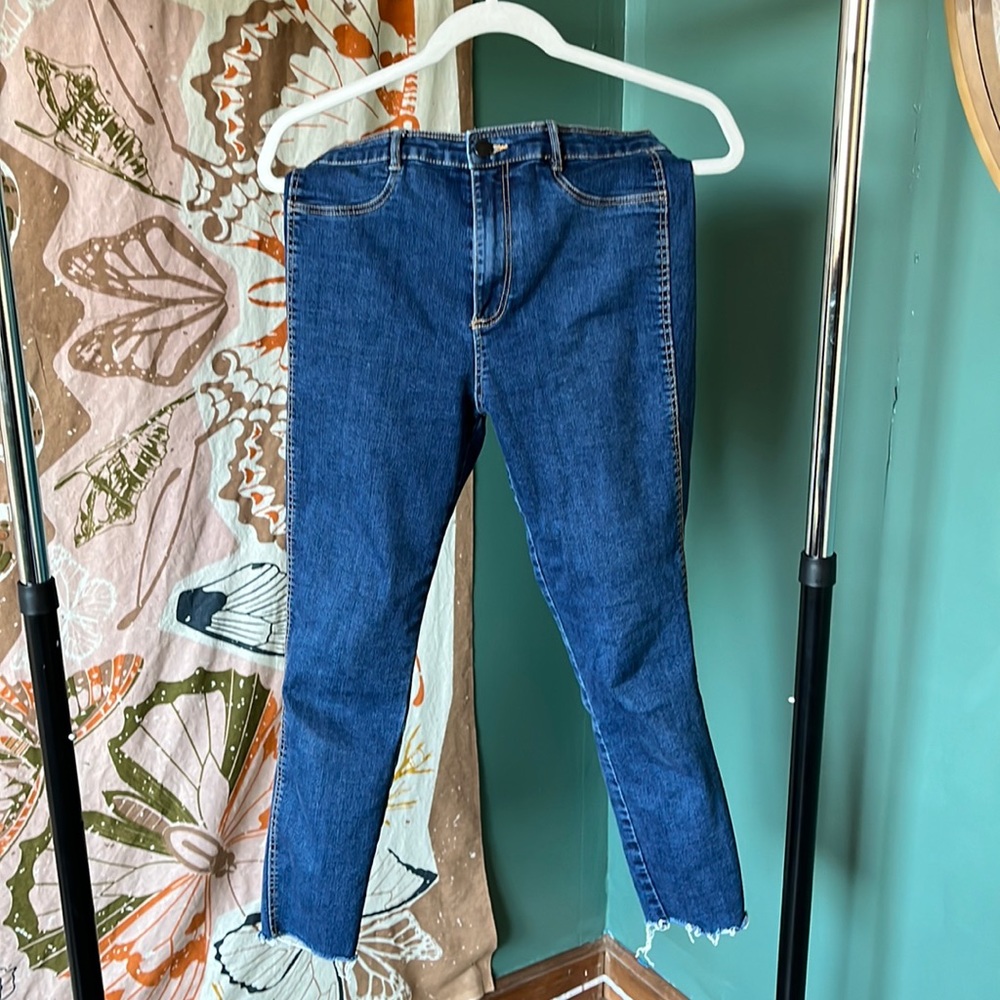 Dark skinny Jean with distressed cuffs